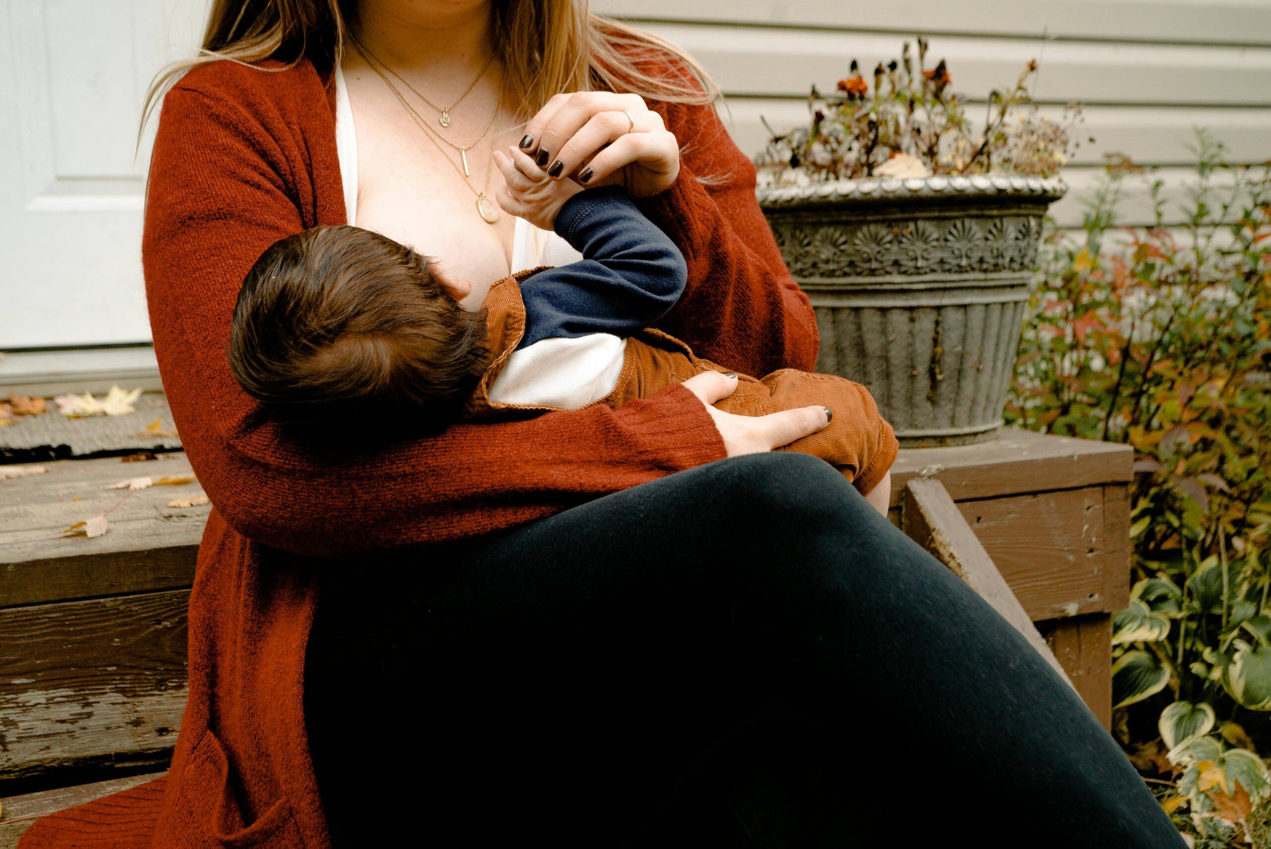 signs of returning fertility while breastfeeding, breastfeeding woman